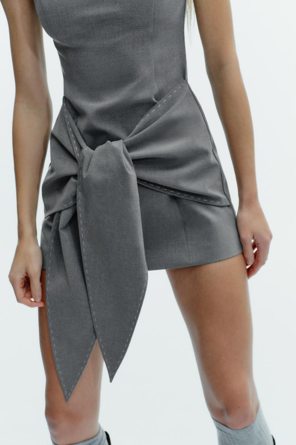 ZARA КОРОТКОЕ ПЛАТЬЕ С ЗАВЯЗКАМИ И ОТДЕЛОЧНОЙ СТРОЧКОЙ, СВЕТЛО-СЕРЫЙ