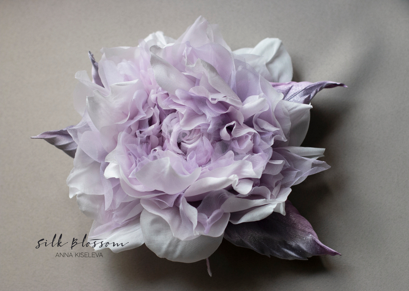 Брошь Роза из шелка серебристо-сиреневая
