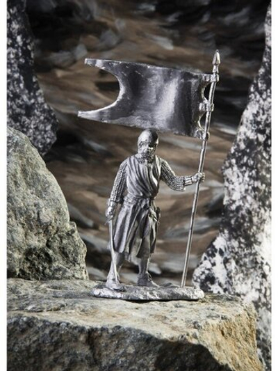 Оловянный солдатик Сержант тевтонец с флагом, 13 век