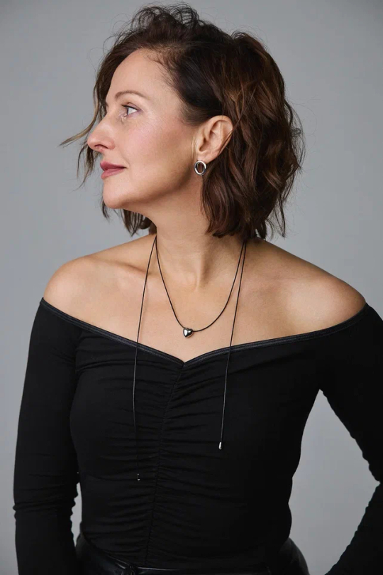 Колье маленькое серебряное сердце на черном текстильном шнурке с бегунком