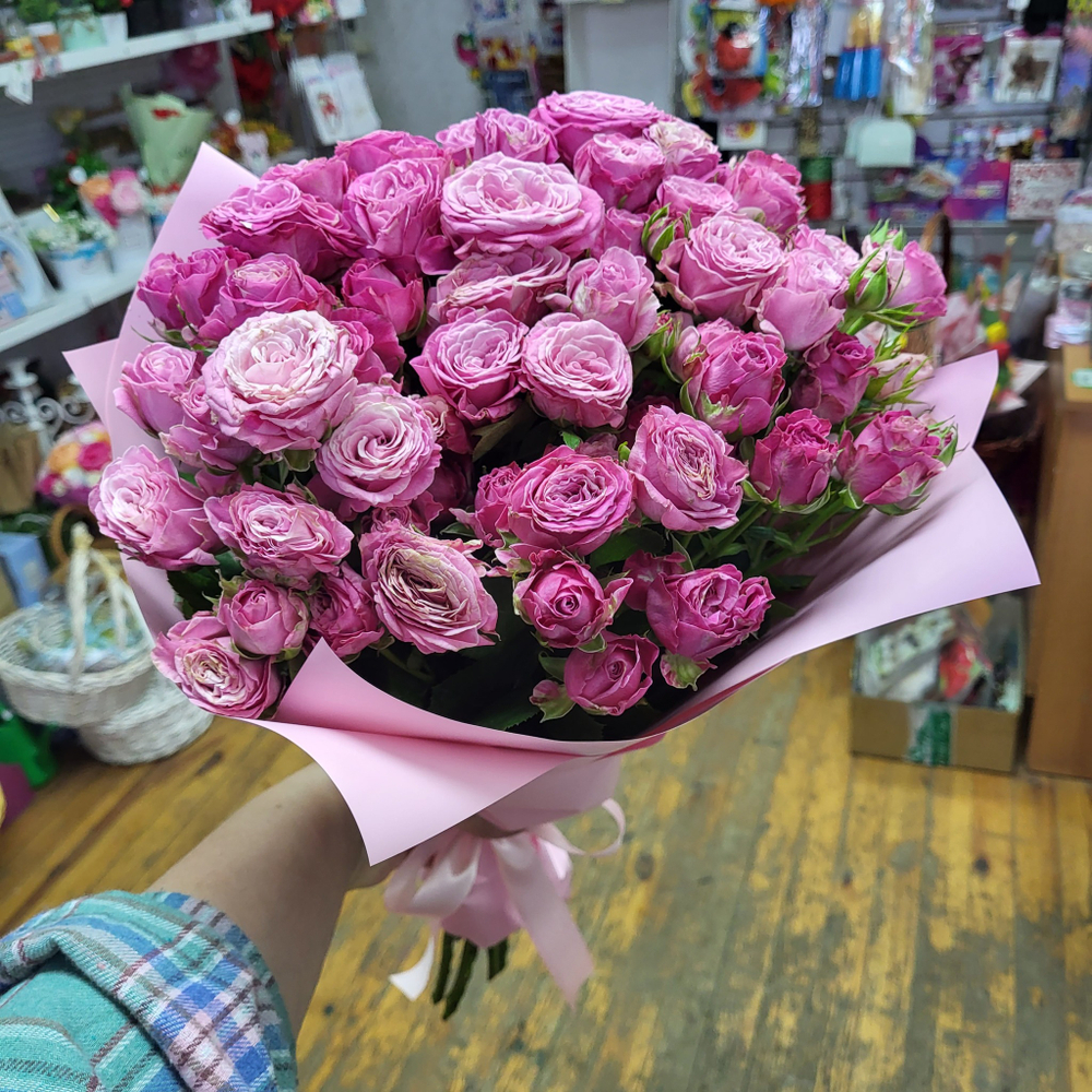 25 кустовых розовых роз