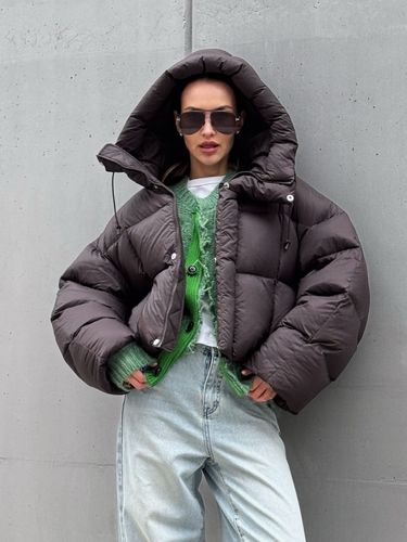 Укороченный пуховик шоколадного цвета с капюшоном