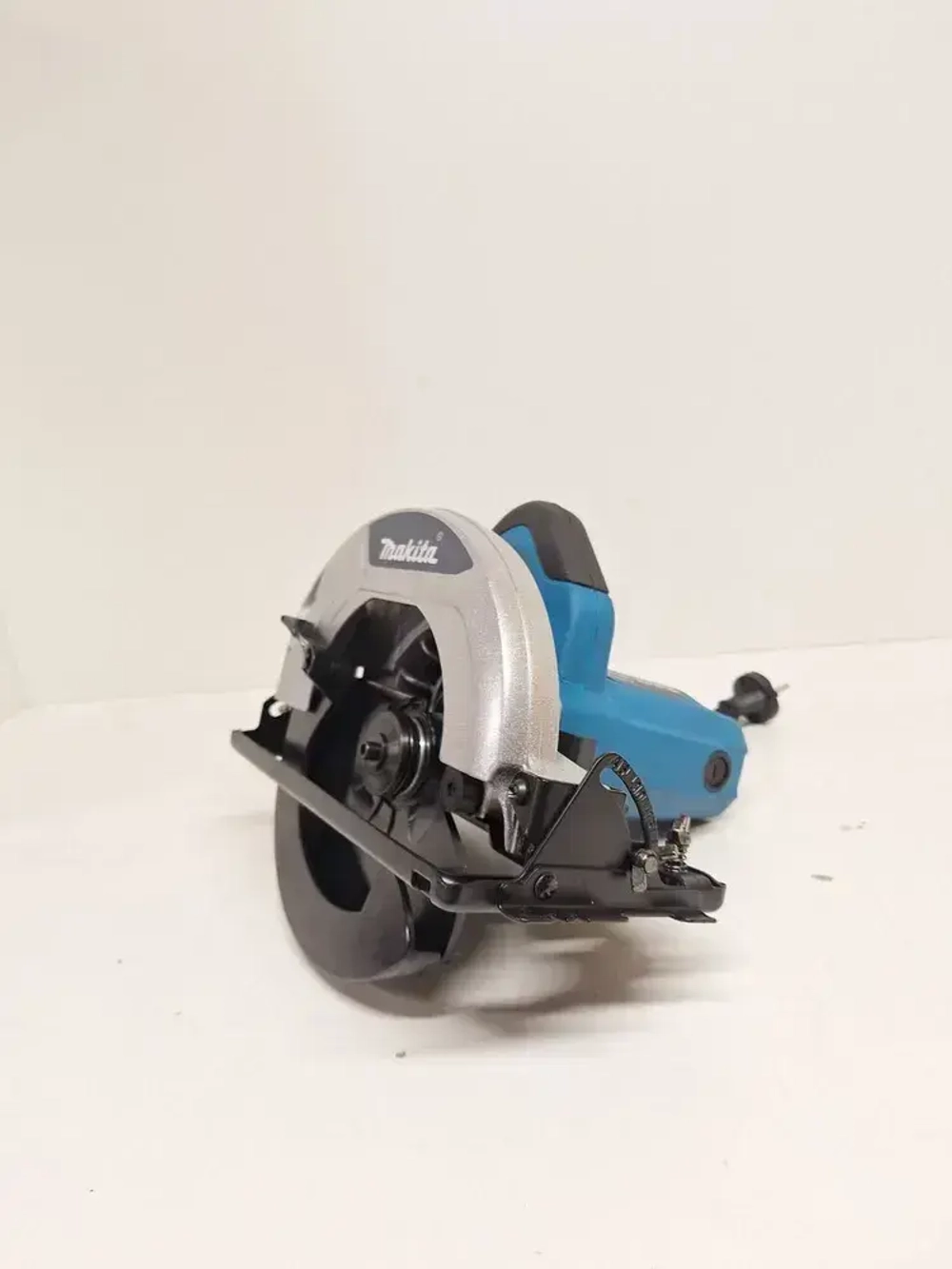 Циркулярная дисковая пила Макита Makita HS7000 1200Wt.
