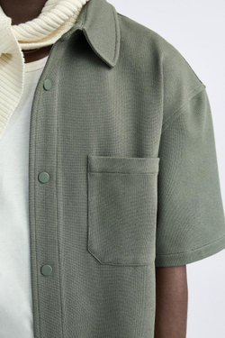 ZARA КОМФОРТНАЯ КУРТКА РУБАШЕЧНОГО КРОЯ С РЕЛЬЕФНЫМ УЗОРОМ, ОЛИВКОВЫЙ