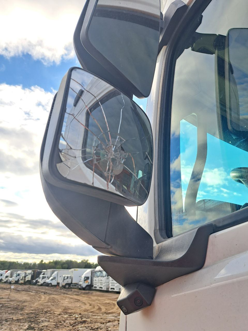 Shacman (Shaanxi) SX* 4x2 Седельный тягач SX4188YY381 (Дизельный, 12,5 л, 480 л.с., АТ)