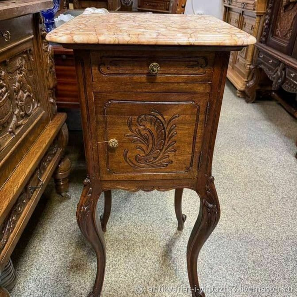 Старинная тумбочка