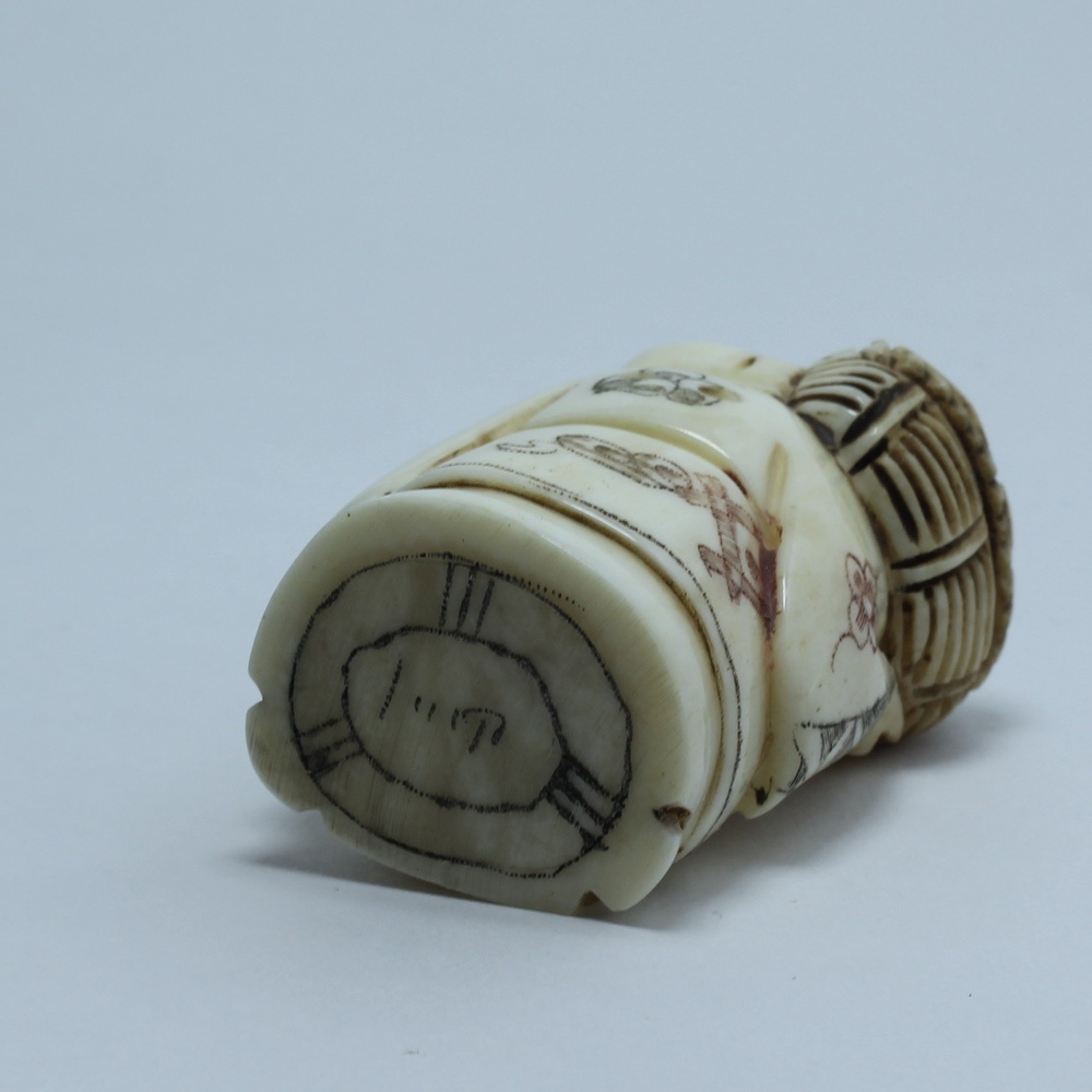 Нэцкэ Дзюродзин с корзиной фруктов на плече и персиком