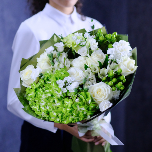 Купить Букет #380 с гортензией и белыми розами