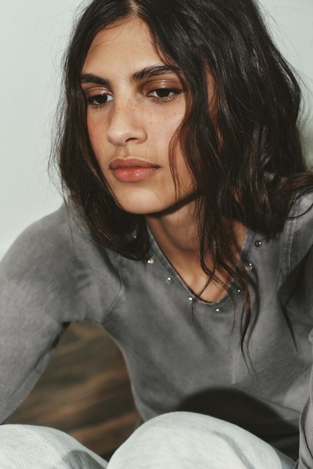 ZARA ТОП ИЗ ТКАНИ С ЭФФЕКТОМ ПОТЕРТОСТИ И ЗАКЛЕПКАМИ, СВЕТЛО-СЕРЫЙ