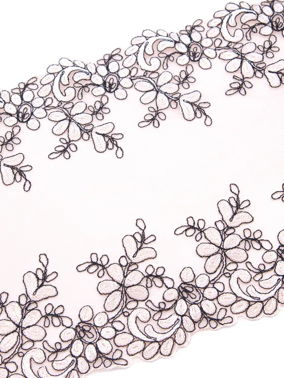 05-122 Вышивка на неэл. сетке 27 см, телесный/черный/белый