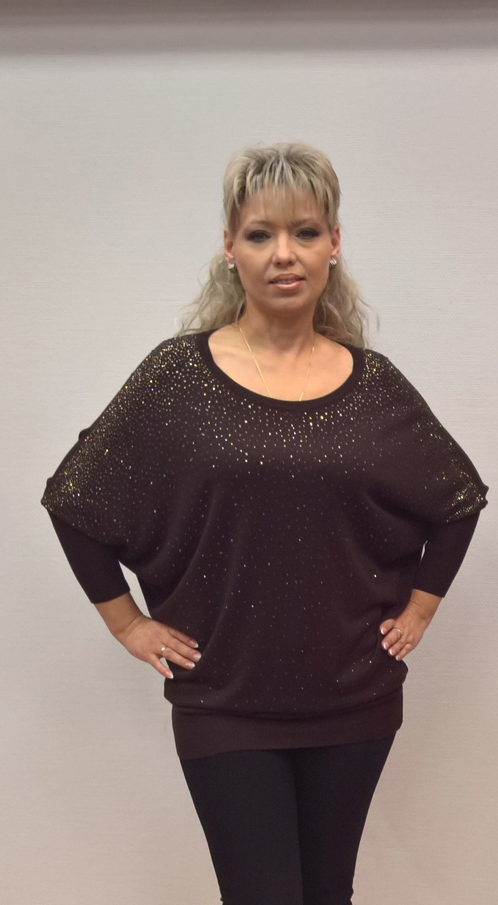 Коричневый джемпер со стразовой "россыпью"