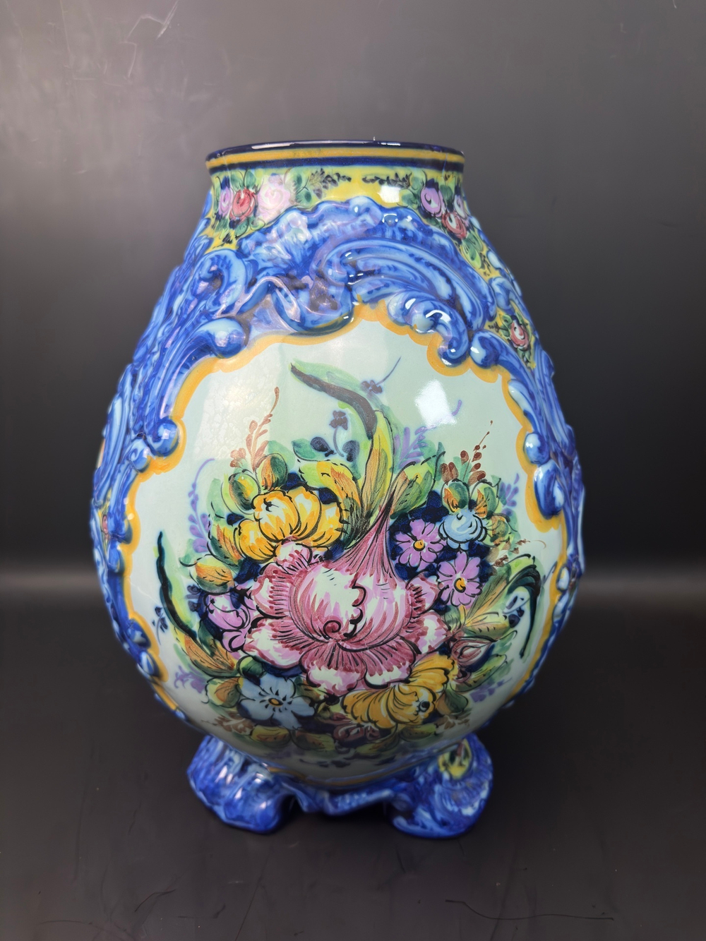 Декоративная ваза с изображением цветов