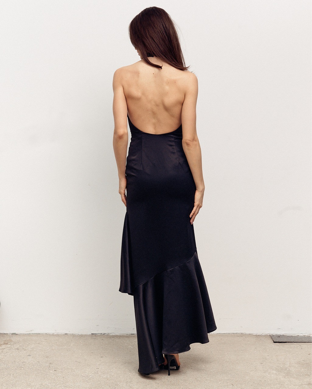 Платье с открытой спиной и асимметричным  подолом