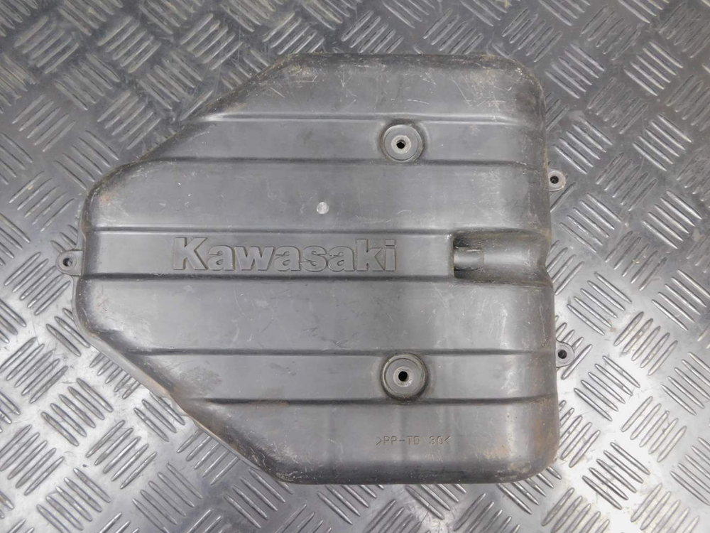 Пластик корпуса фильтра Kawasaki ZZR 400 98 052961