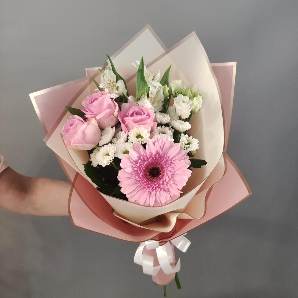 Милый комплимент в нежных тонах с герберой, розовой розой и альстромерией
