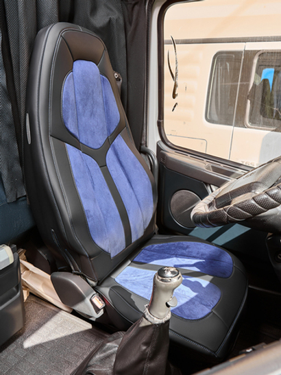 Чехлы Люкс VOLVO FH-13 после 2018 года: водитель от сиденья, пассажир от стойки кабины (один вырез под ремень) (экокожа, черный, синяя вставка)