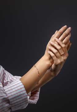 Кольцо широкое из серебра со вставками из розовых фианитов