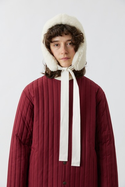 Белая шапка на завязках