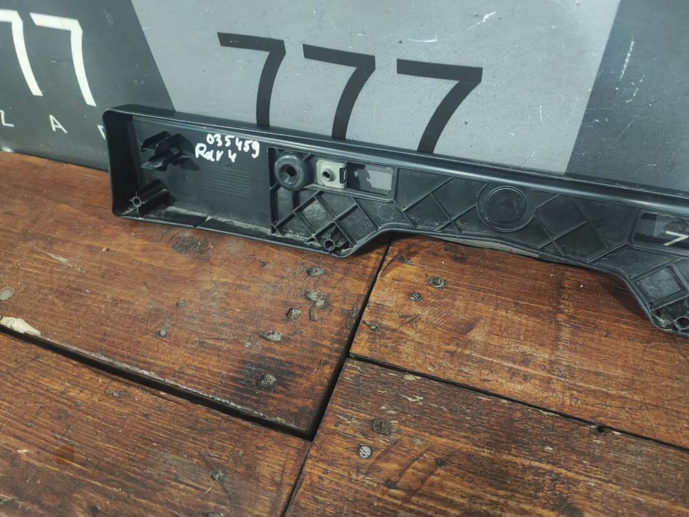 Площадка гос. номера Toyota RAV4 IV (XA40) 15-18 Б/У Оригинал 5211442120