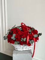 Цветочная корзина из красных кустовых роз и эвкалипта размер M