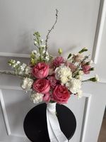 Свадебный букет из ярких роз, диантусов и маттиолы