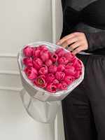 Букет из 25 ярко-розовых тюльпанов