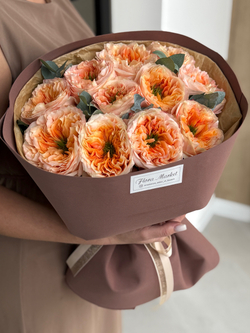 Пионовидные розы премиального сорта и эвкалипт в эффектном букете от Флора Маркет