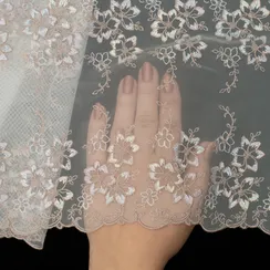 Вышивка на сетке молочная 21 см