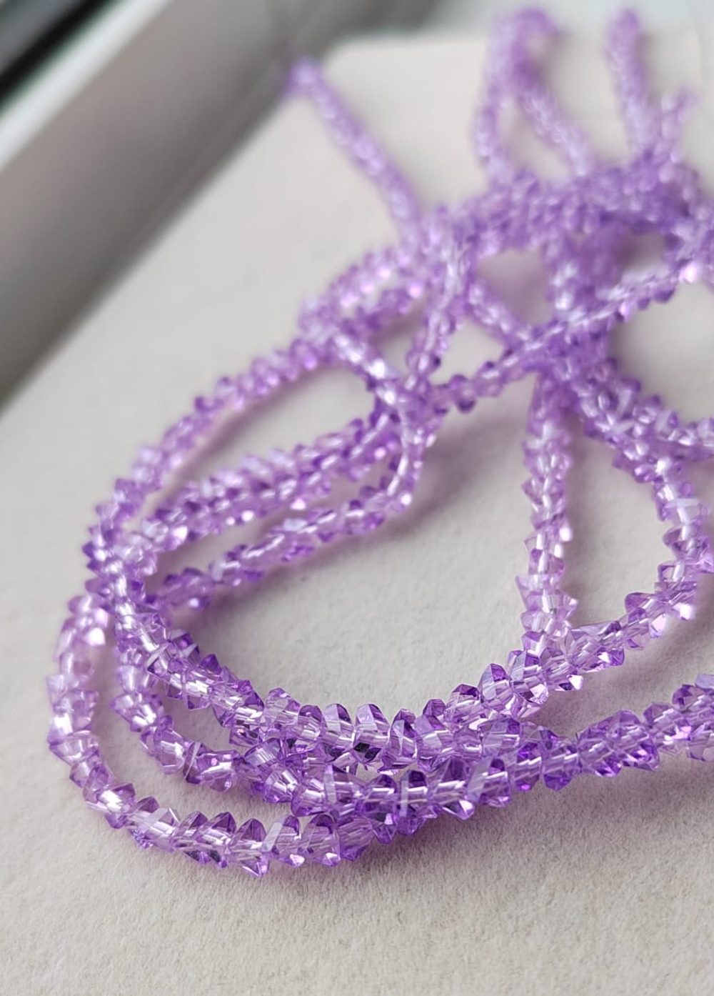 ХТР4-сир Стекло граненое треугольник 4*3мм, светло-сиреневый, нить 38см