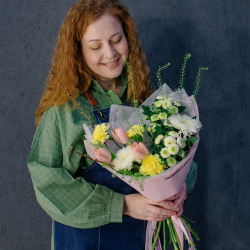 132. Весенний стойкий букет с тюльпанами и ветками вишни