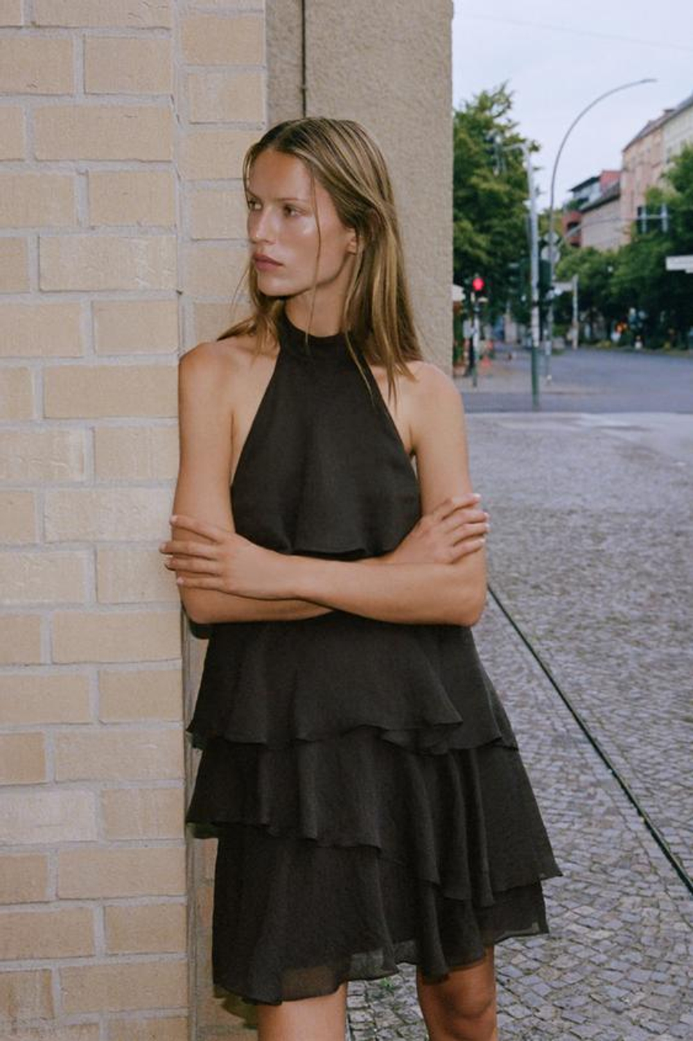 ZARA КОРОТКОЕ ПЛАТЬЕ С ВОЛАНАМИ, КОРИЧНЕВЫЙ