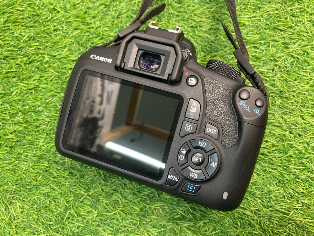Canon 1200D kit 18-55mm 3.5-5.6 III 2.500 кадров