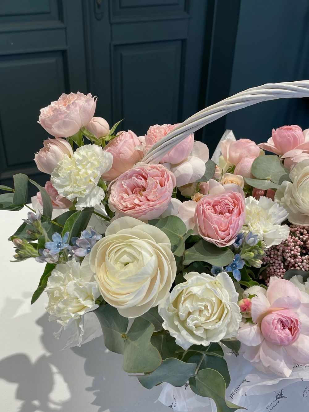 Цветочная корзина в розово- белой гамме!