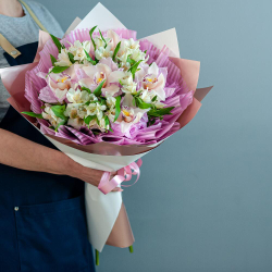 Нежный букет с орхидеей