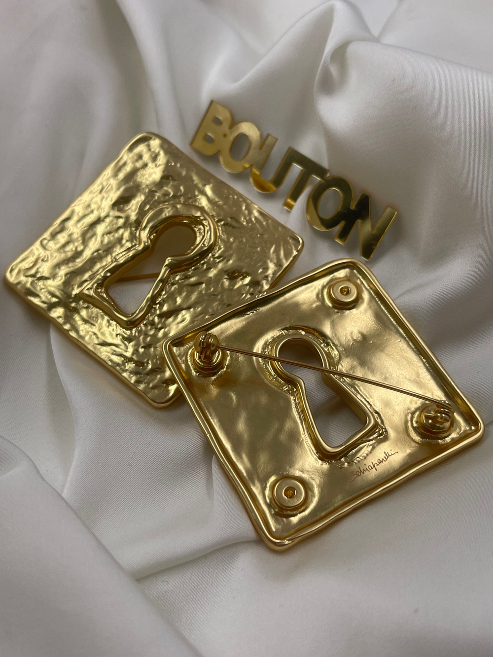 Брошь Скиап. золотистая квадратная с замочной скважиной