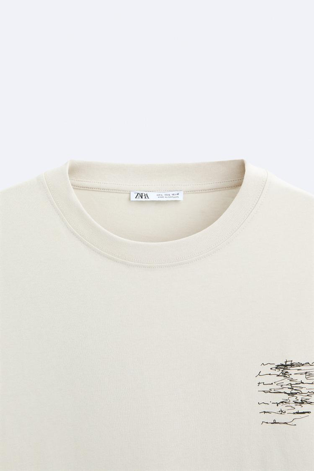 ZARA ФУТБОЛКА С НАШИВКОЙ И ПРИНТОМ, СЕРЫЙ