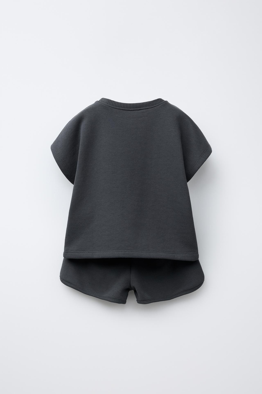 ZARA ОДНОТОННЫЙ КОМПЛЕКТ ИЗ ФУТБОЛКИ И ШОРТОВ-БЕРМУДОВ, АНТРАЦИТОВО-СЕРЫЙ