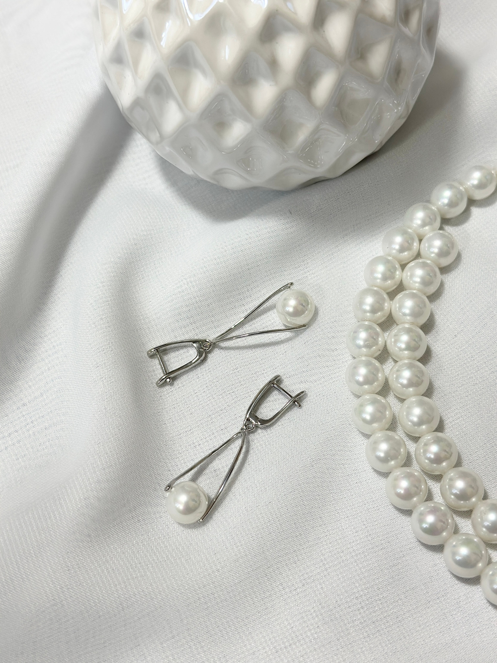 Серьги треугольник с белой жемчужиной, оттенок серебро