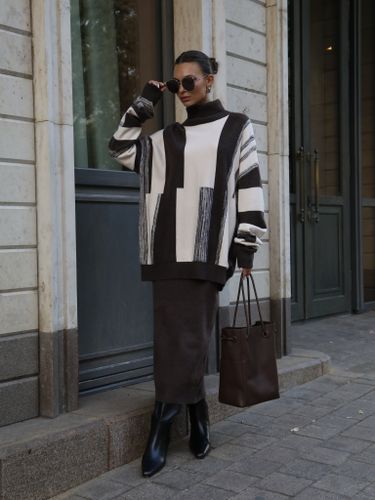 Шоколадно-белый вязаный костюм с юбкой