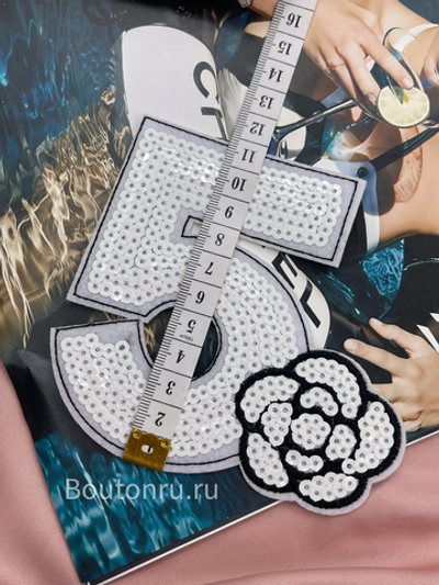 Нашивка Шан. в пайетках белая "Пятерка с цветочком"