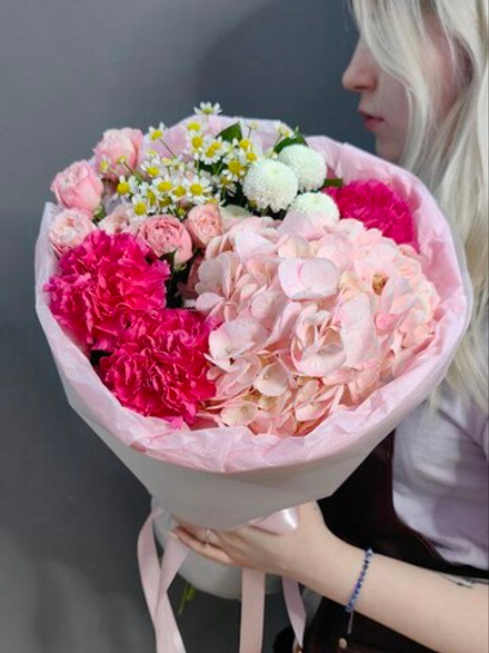 Авторский букет с розовой гортензией