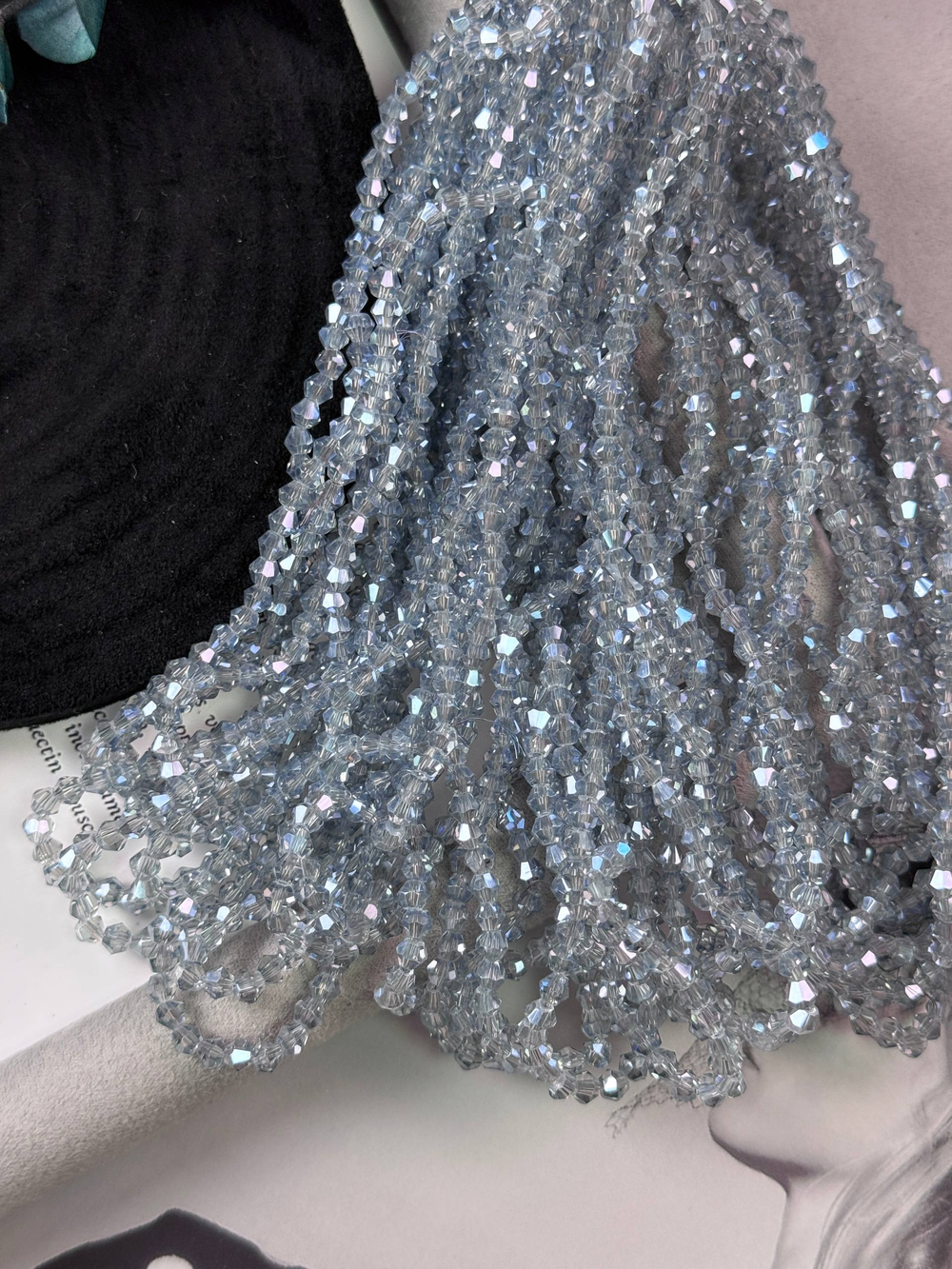 Биконусы 4 мм, серо-голубой, нить 31 см