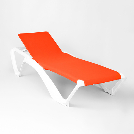 Шезлонг пластиковый с подстаканниками и гипоаллергенной тканью "МАЙАМИ". Цвет: Белый с оранжевой тканью.