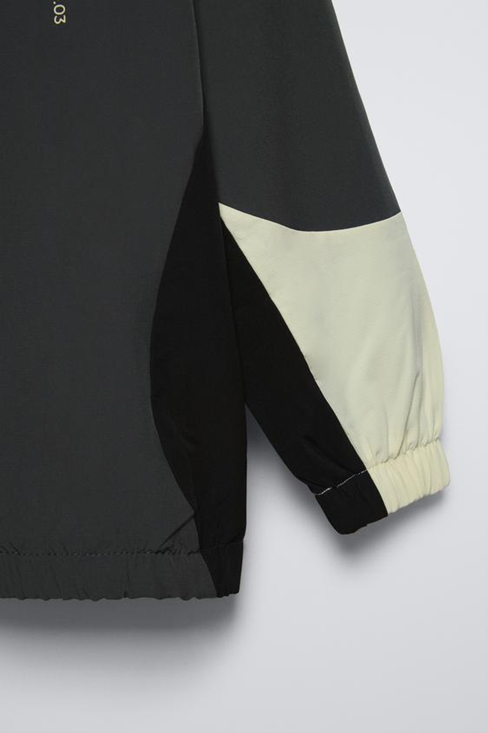 ZARA СПОРТИВНАЯ ТОЛСТОВКА ИЗ ВЫСОКОТЕХНОЛОГИЧНОЙ ТКАНИ, АНТРАЦИТОВО-СЕРЫЙ