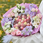 Букет из клубники в шоколаде «Рассвет» с маттиолой, эустомой и кустовой розой