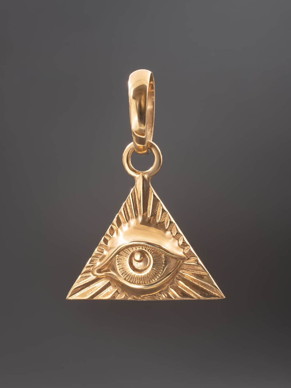 Реальное фото кулона в форме треугольника с рельефным изображением всевидящего ока серебро в позолоте