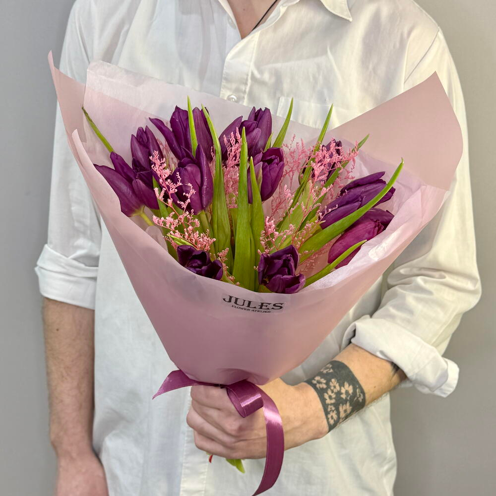 «Сливовый этюд» букет из тюльпанов и лимониума