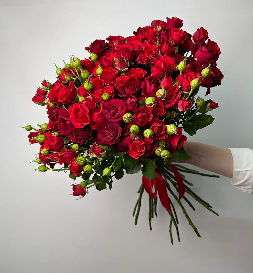 Букет из 19 красных кустовых роз