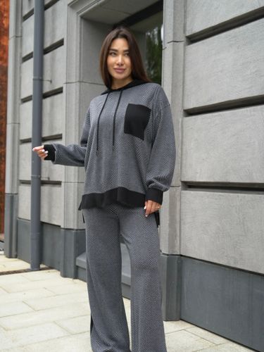 Черный трикотажный костюм в полоску