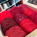 Набор итальянской фантазийной пряжи "СЕРДЦЕ " для топа, футболки, джемпера; Состав: оригинальная пряжа с пайетками, хлопок, велюр, микрофибра, кидмохер, «лебяжий пух»; Общий вес: 570 гр MP